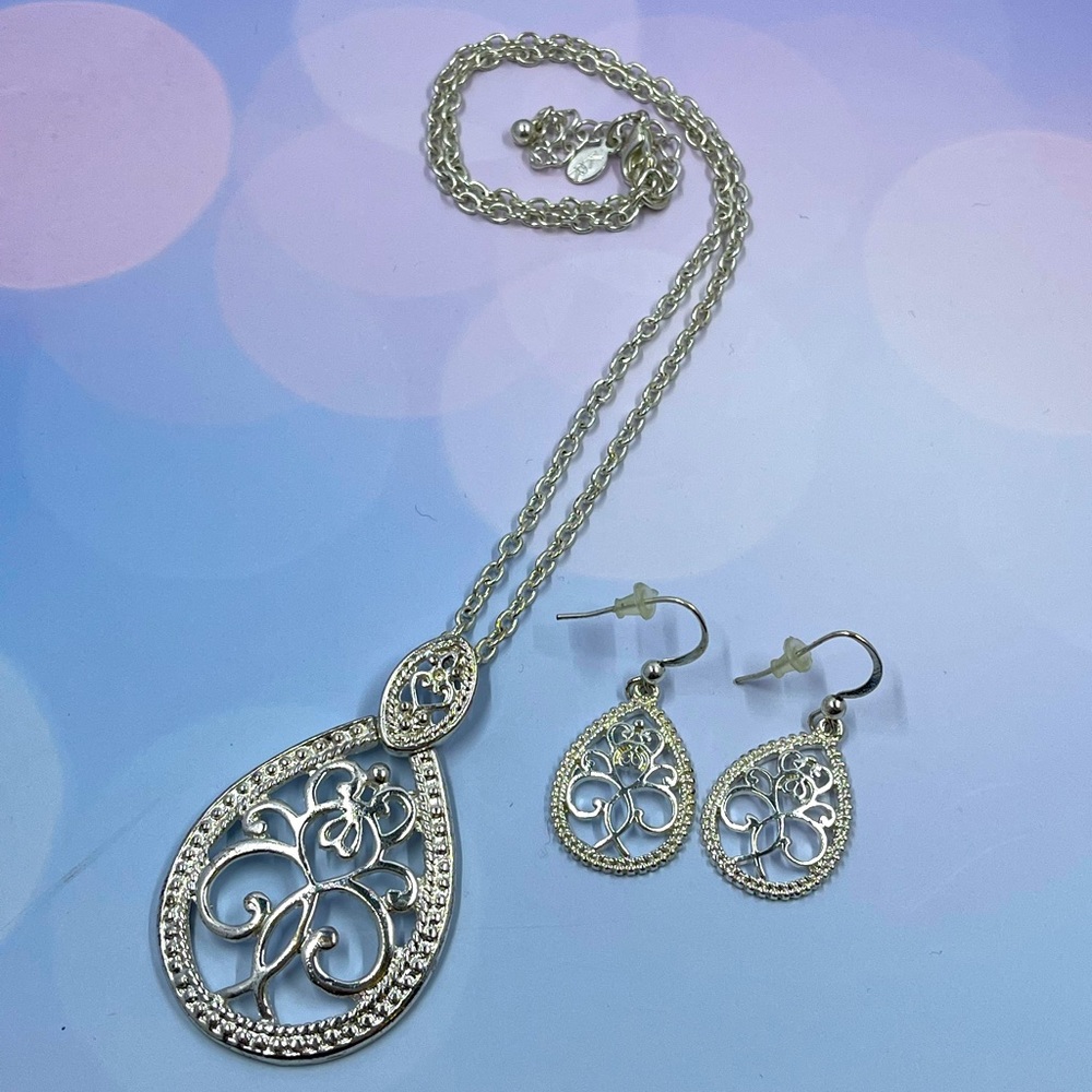 Vintage Y2K Silver Necklace and Earrings Set